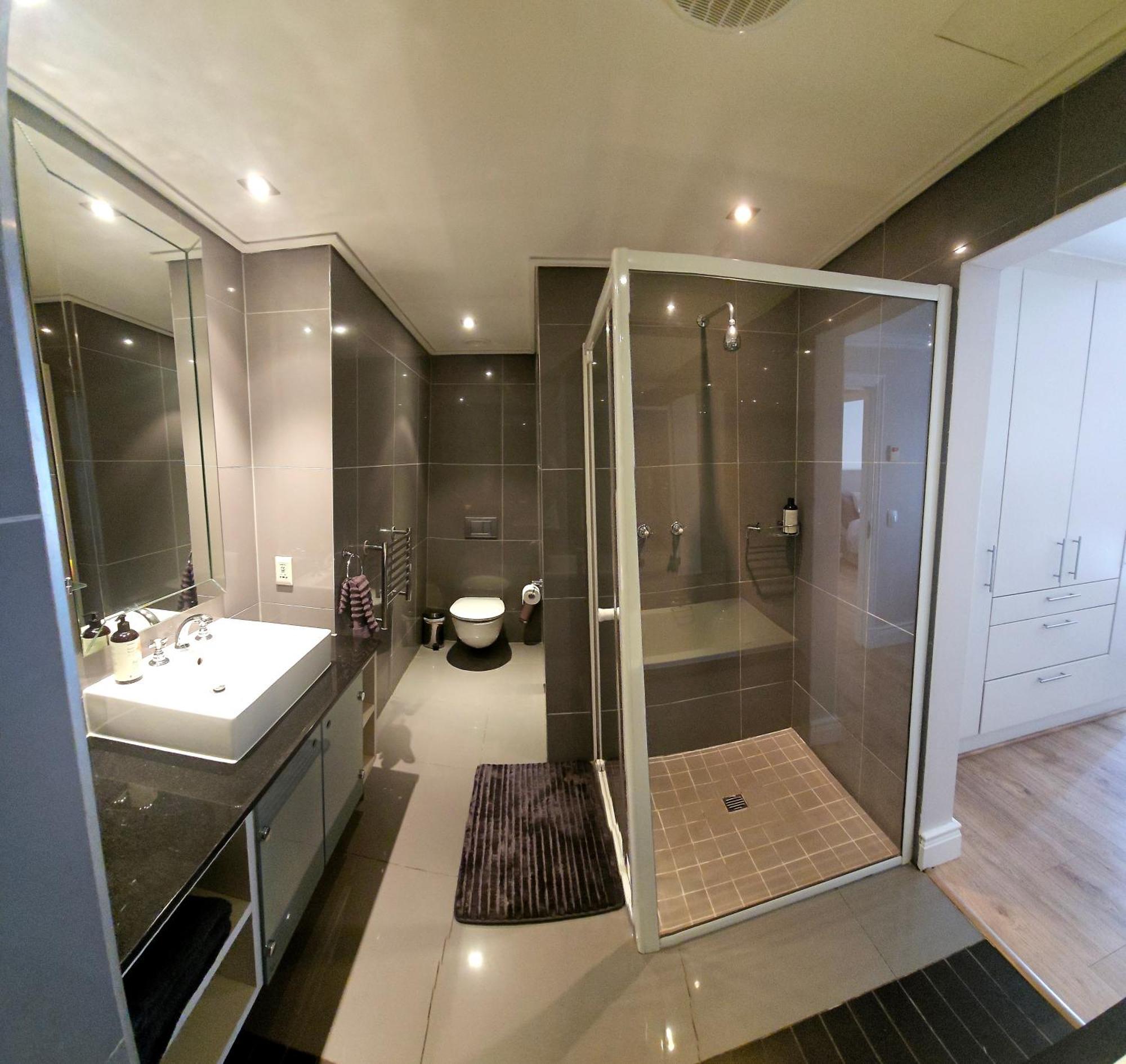 Luxury Rooftop 4bedroom Cape Royale With V&a Seapoint View Apartamento Cidade Do Cabo