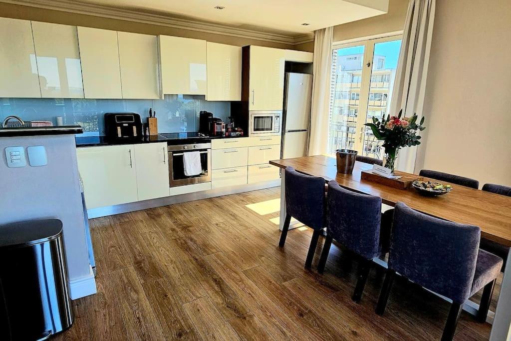 Luxury Rooftop 4bedroom Cape Royale With V&a Seapoint View